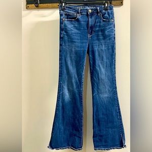 Women’s American Eagle Super Hi-Rise Flare. Size 8 reg